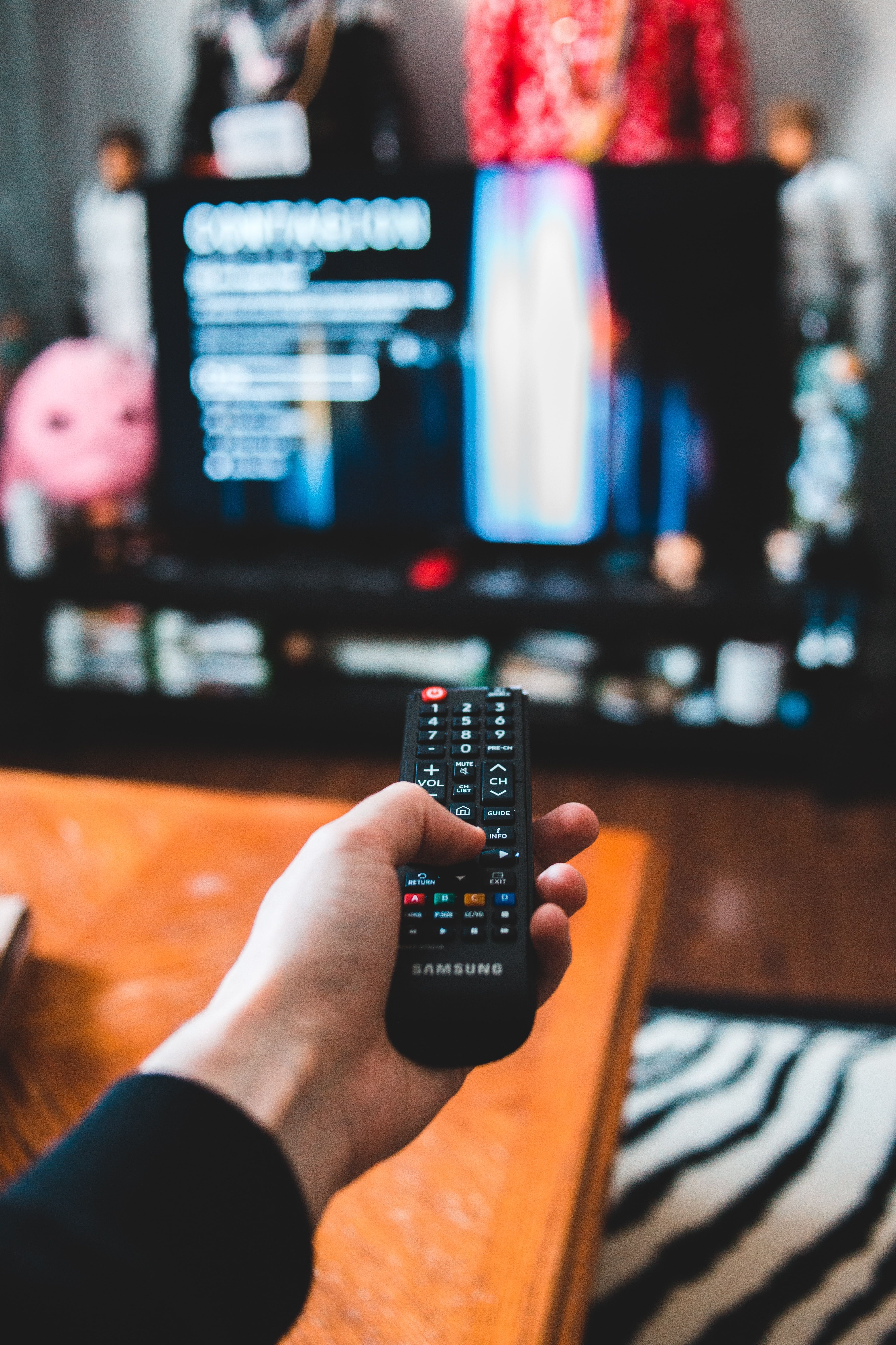 Tela de televisão moderna transmitindo em alta definição e qualidade 3.0