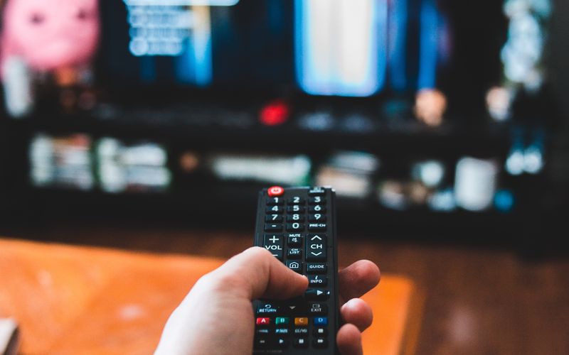 Tela de televisão moderna transmitindo em alta definição e qualidade 3.0