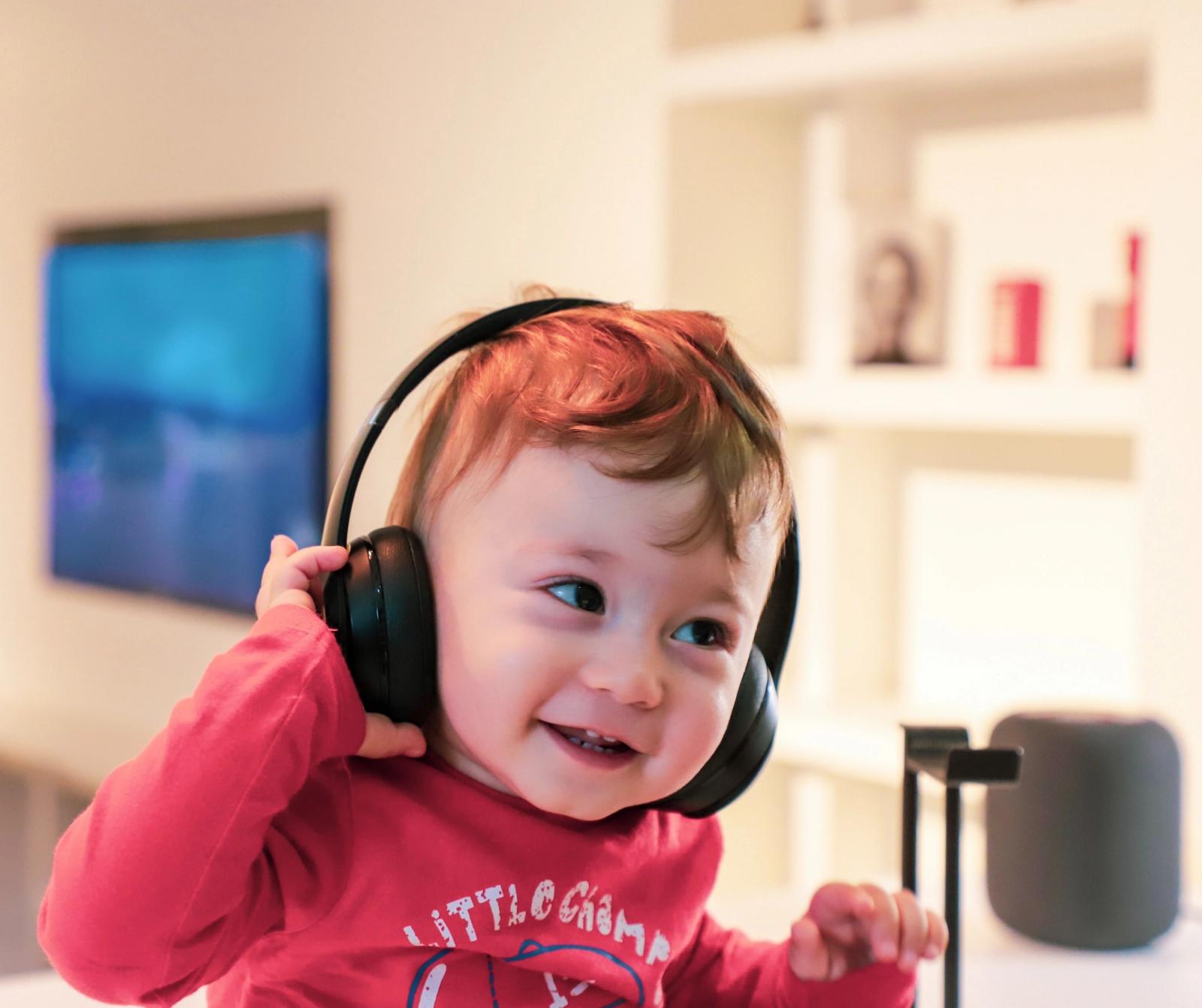 Pessoa ouvindo música com os olhos fechados, transmitindo emoção e envolvimento