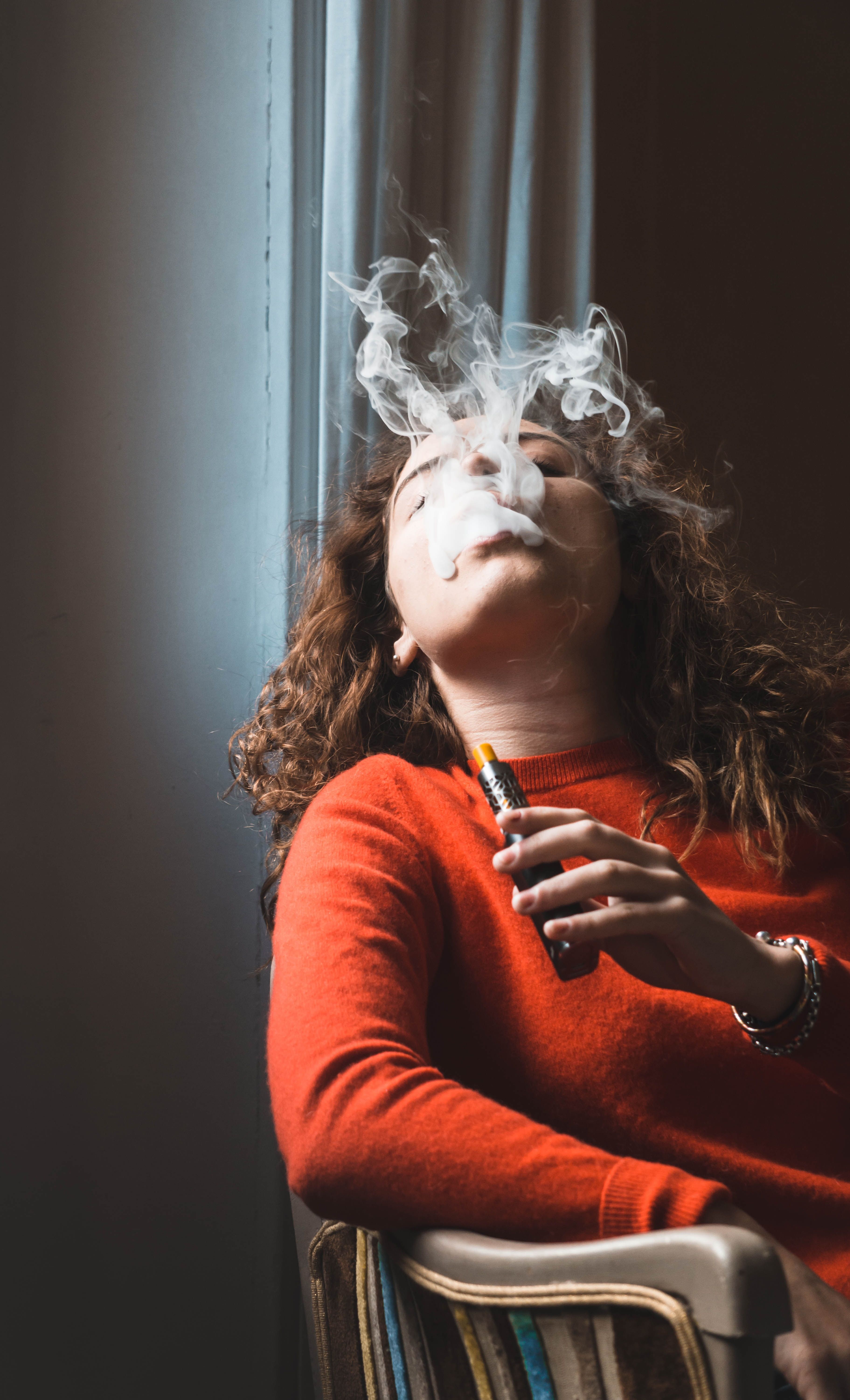 Cigarro eletrônico colorido com design sedutor direcionado ao público jovem