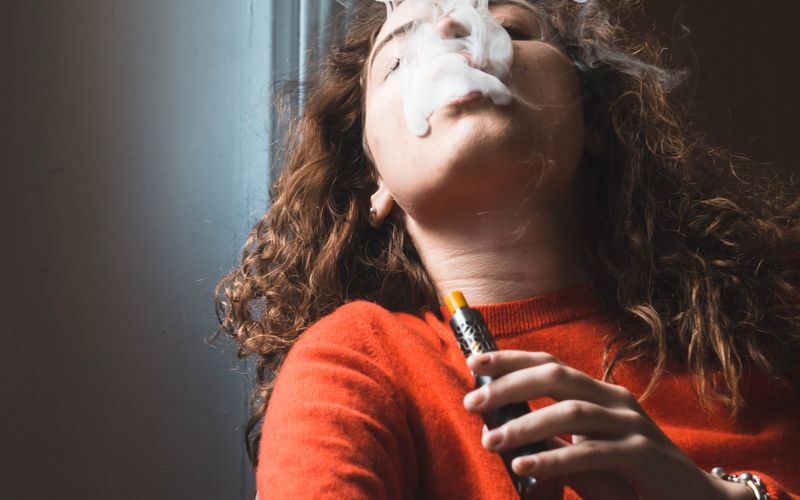 Cigarro eletrônico colorido com design sedutor direcionado ao público jovem