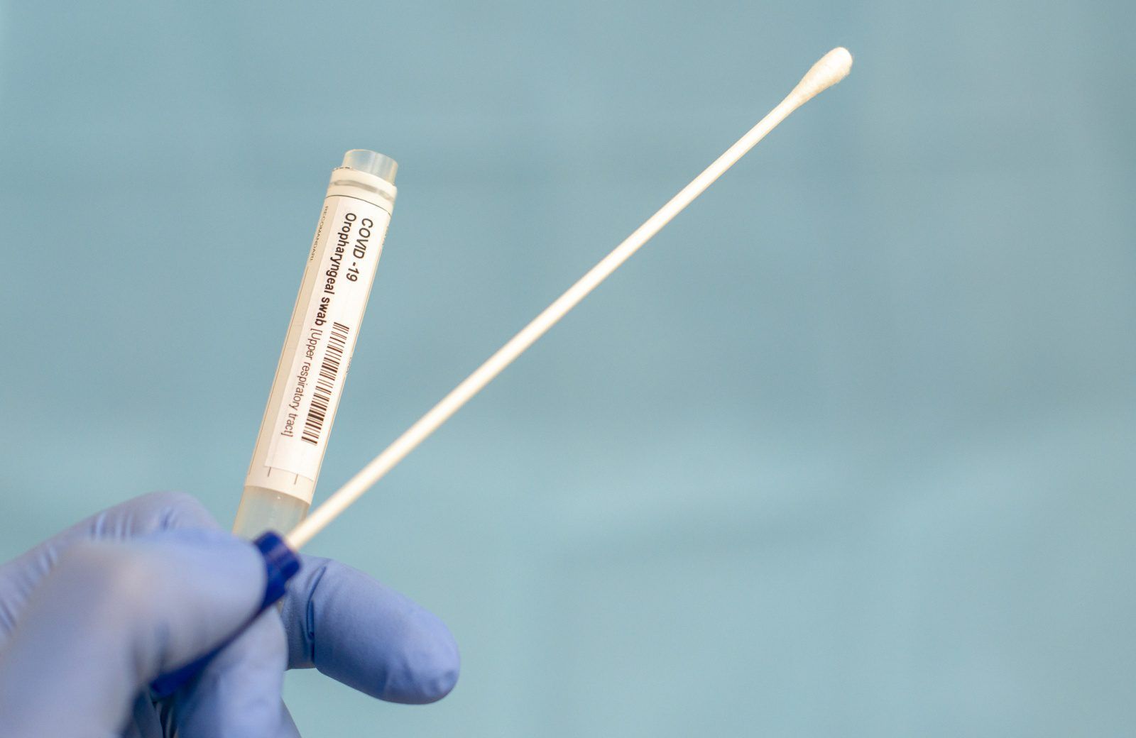 Repórter em centro de testagem verificando resultado de covid-19
