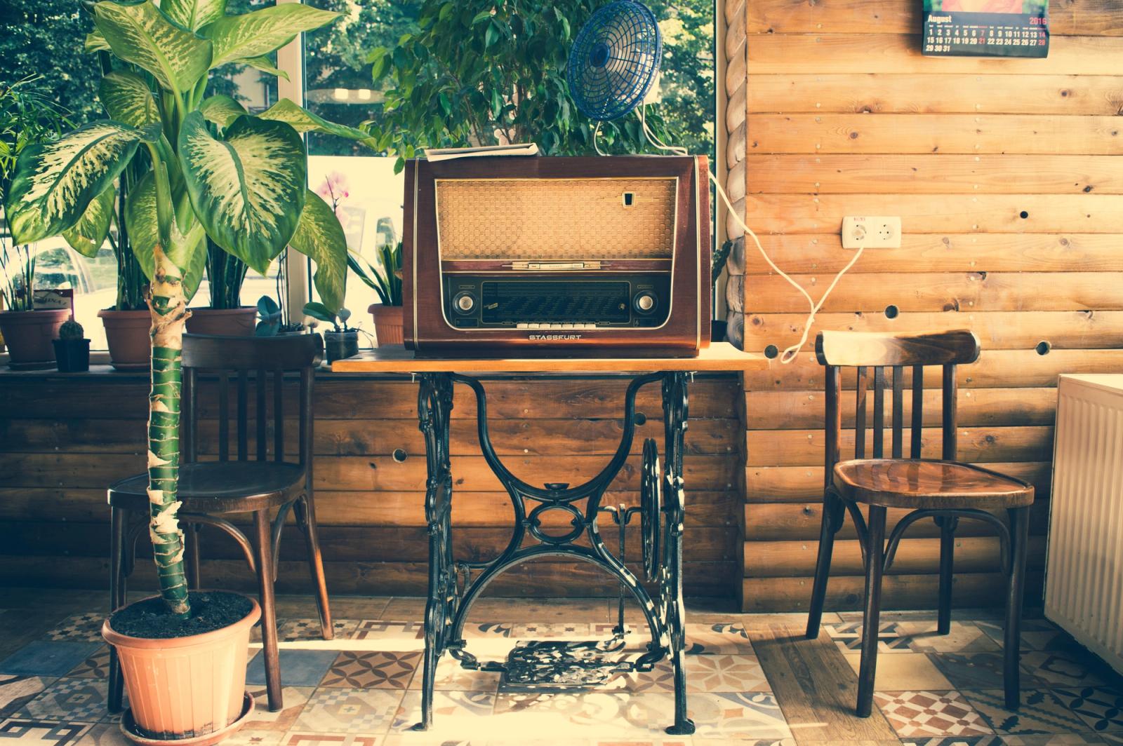 Microfone vintage e equipamentos históricos de rádio da era dourada