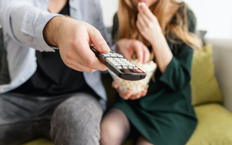 Estúdio de TV com câmeras profissionais e iluminação para transmissão ao vivo