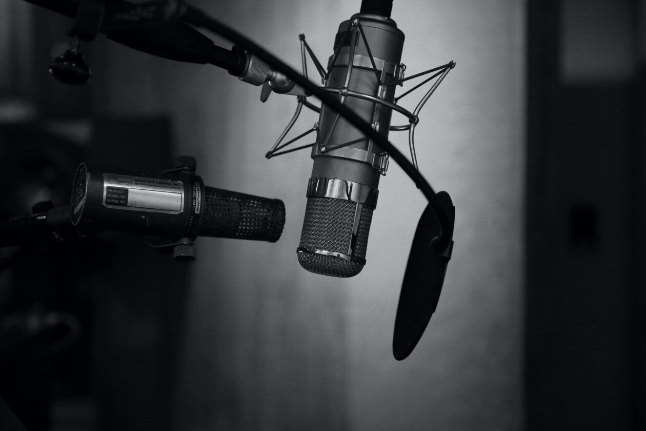 Locutor iniciante em aula prática aprendendo técnicas de comunicação.