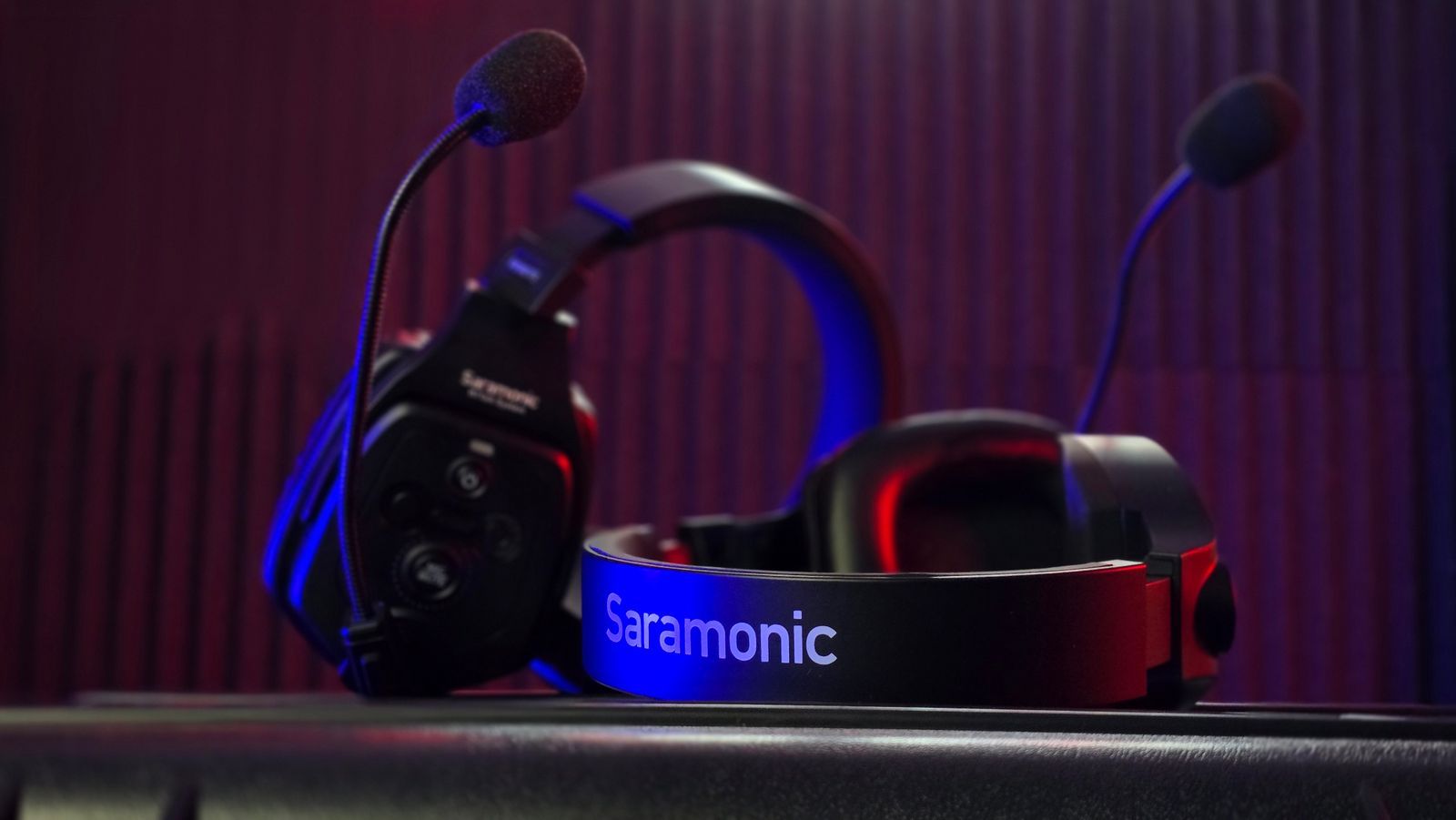Fone de ouvido profissional Saramonic com microfones duplos num estúdio, remetendo à gravação de voz para videogames