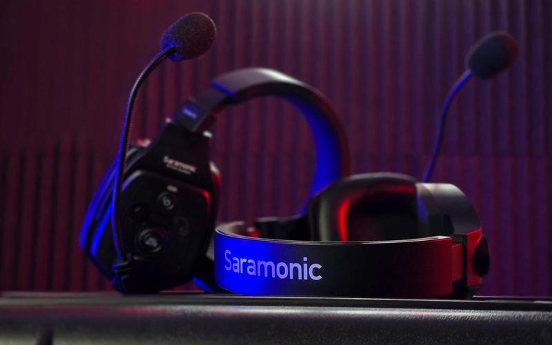 Fone de ouvido profissional Saramonic com microfones duplos num estúdio, remetendo à gravação de voz para videogames