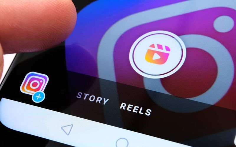 Tela de smartphone mostrando interface do Instagram Reels com ícone de voz