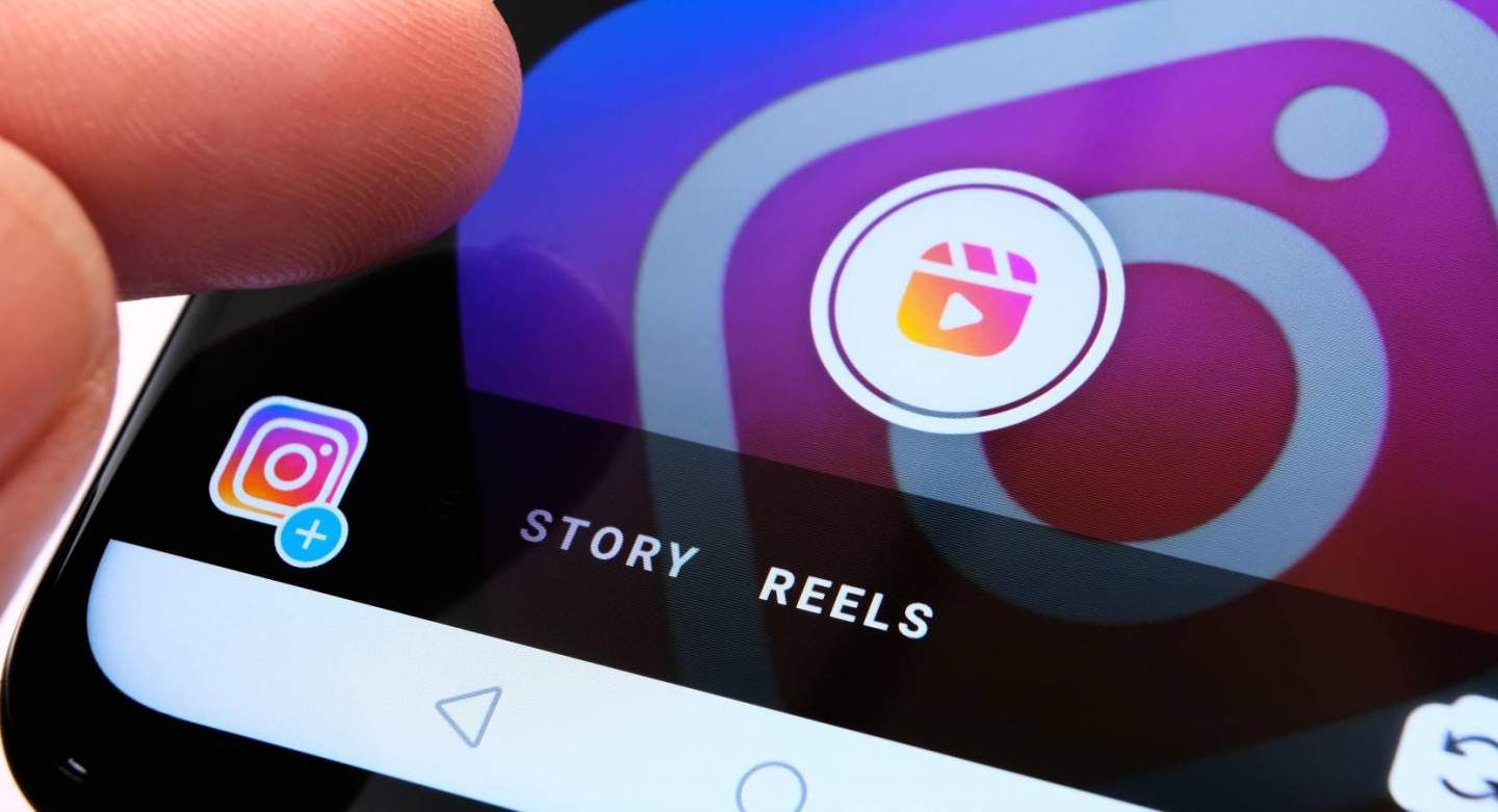 Tela de smartphone mostrando interface do Instagram Reels com ícone de voz