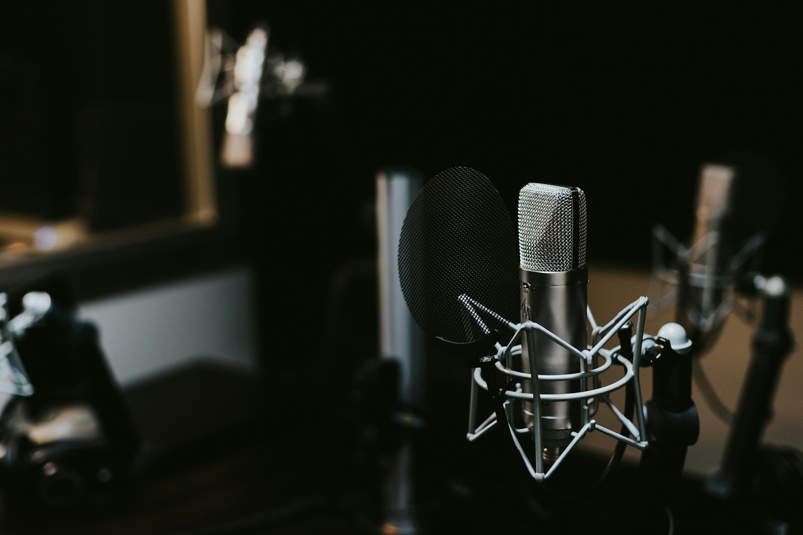 Estúdio de rádio com microfone profissional
