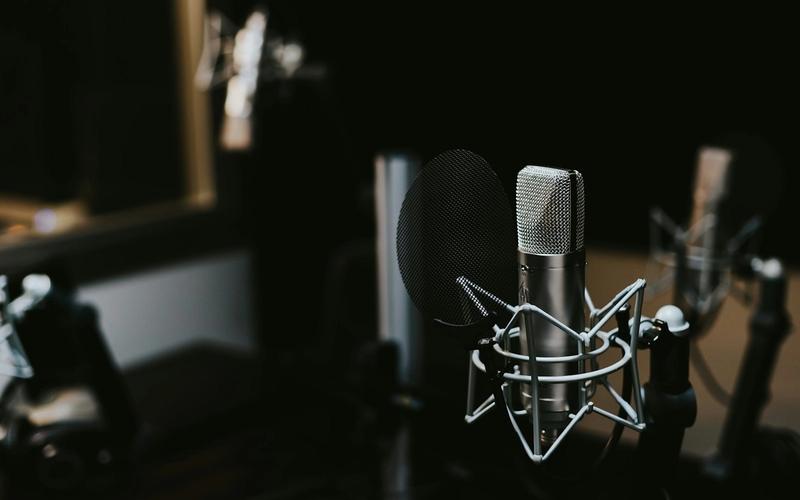 Estúdio de rádio com microfone profissional