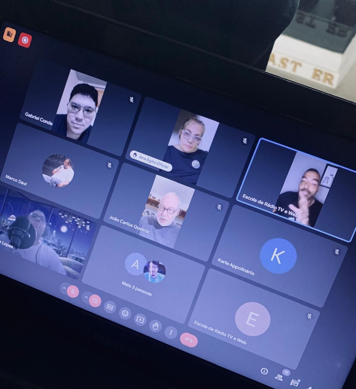 Estúdio moderno da Escola de Rádio com novo layout e horários