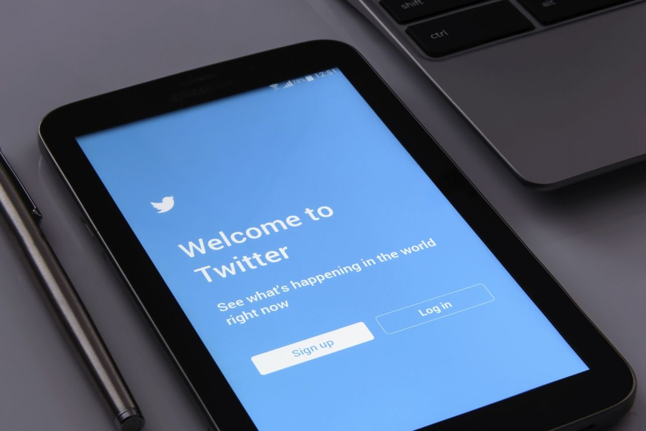 Tela do Twitter mostrando ícone de verificação azul para assinantes
