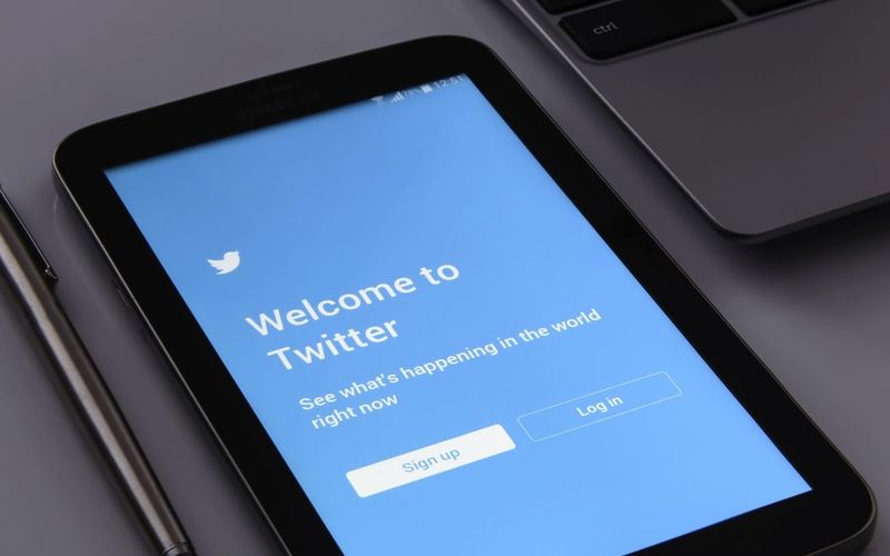 Tela do Twitter mostrando ícone de verificação azul para assinantes