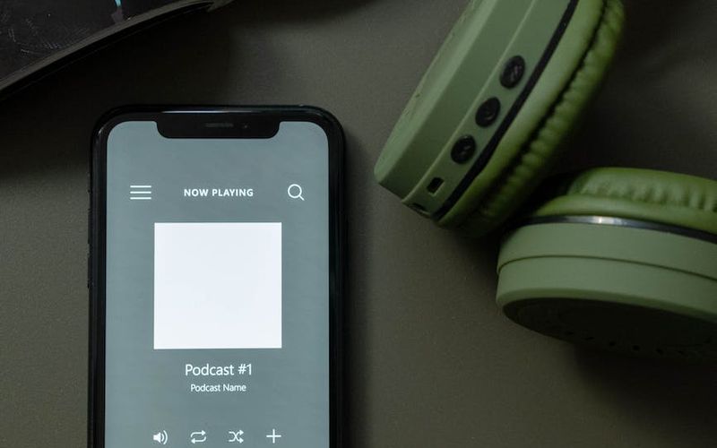Estúdio de podcasting com microfone profissional e painel de controle