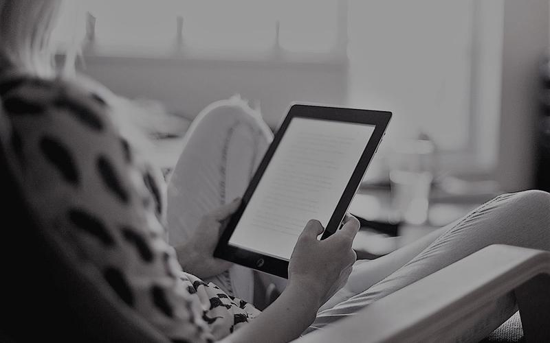 Estudante em aula online através de plataforma de educação a distância