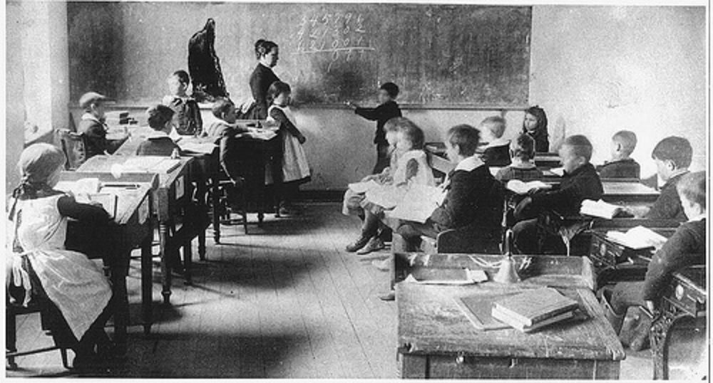 Educador em sala de aula ou ambiente educacional com alunos