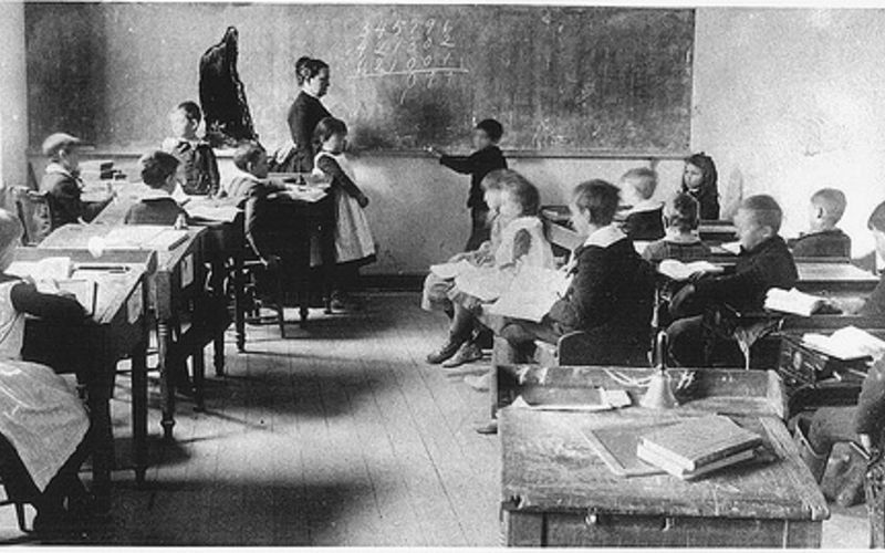 Educador em sala de aula ou ambiente educacional com alunos