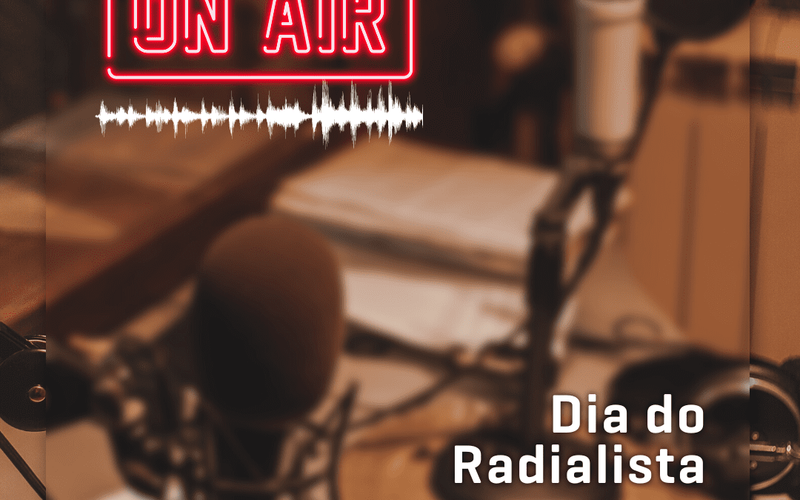 Equipamento de rádio antigo e símbolos da história radiofônica