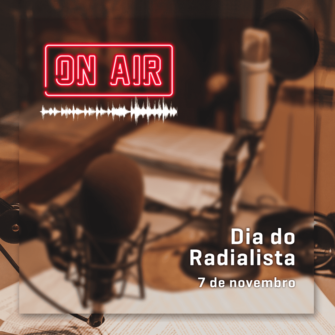 Equipamento de rádio antigo e símbolos da história radiofônica