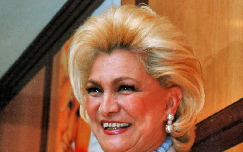 A apresentadora Hebe Camargo sorrindo, em retrato.