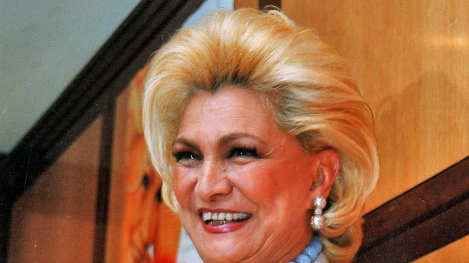 A apresentadora Hebe Camargo sorrindo, em retrato.
