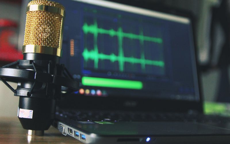 Estúdio de locução equipado com microfone e estrutura profissional