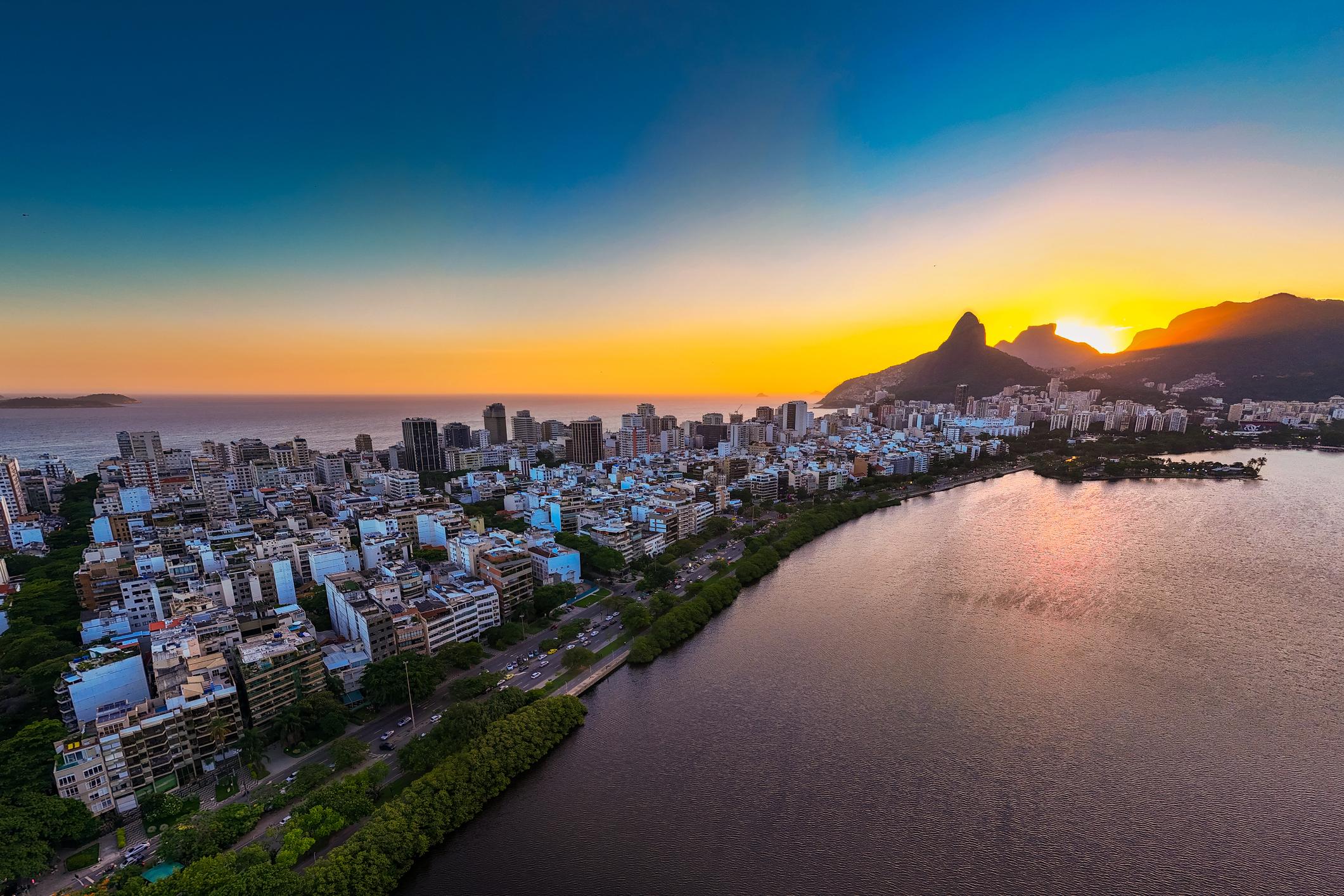 Pão de Açúcar e Baía do Rio ao entardecer, cartão-postal carioca