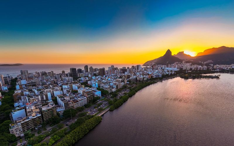 Pão de Açúcar e Baía do Rio ao entardecer, cartão-postal carioca