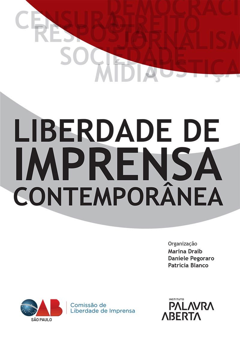 Livro aberto com artigos sobre liberdade de imprensa e jornalismo