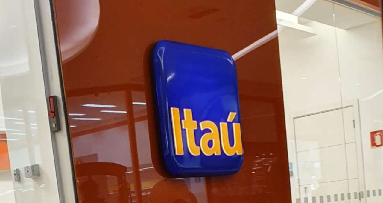 Ambiente corporativo de banco com profissionais em treinamento
