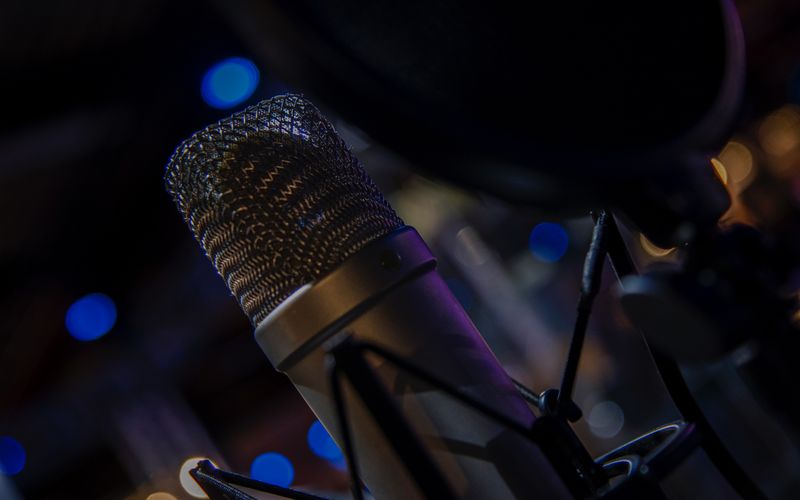 Locutor transmitindo em estúdio de rádio com equipamento clássico