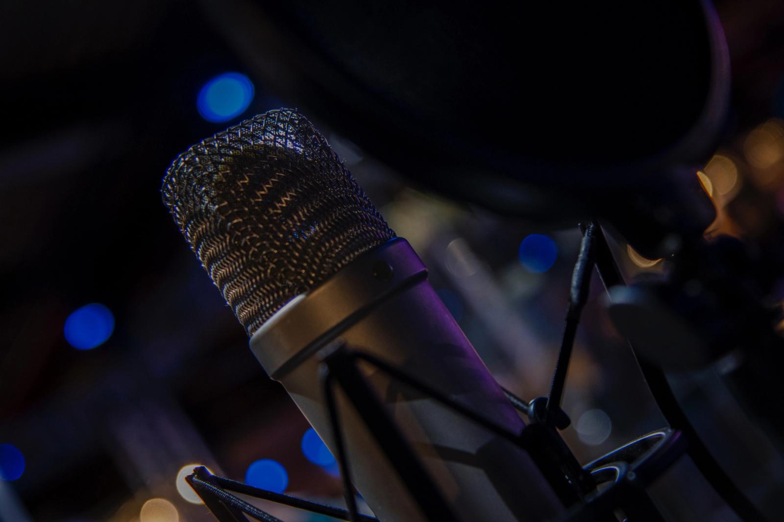 Locutor transmitindo em estúdio de rádio com equipamento clássico
