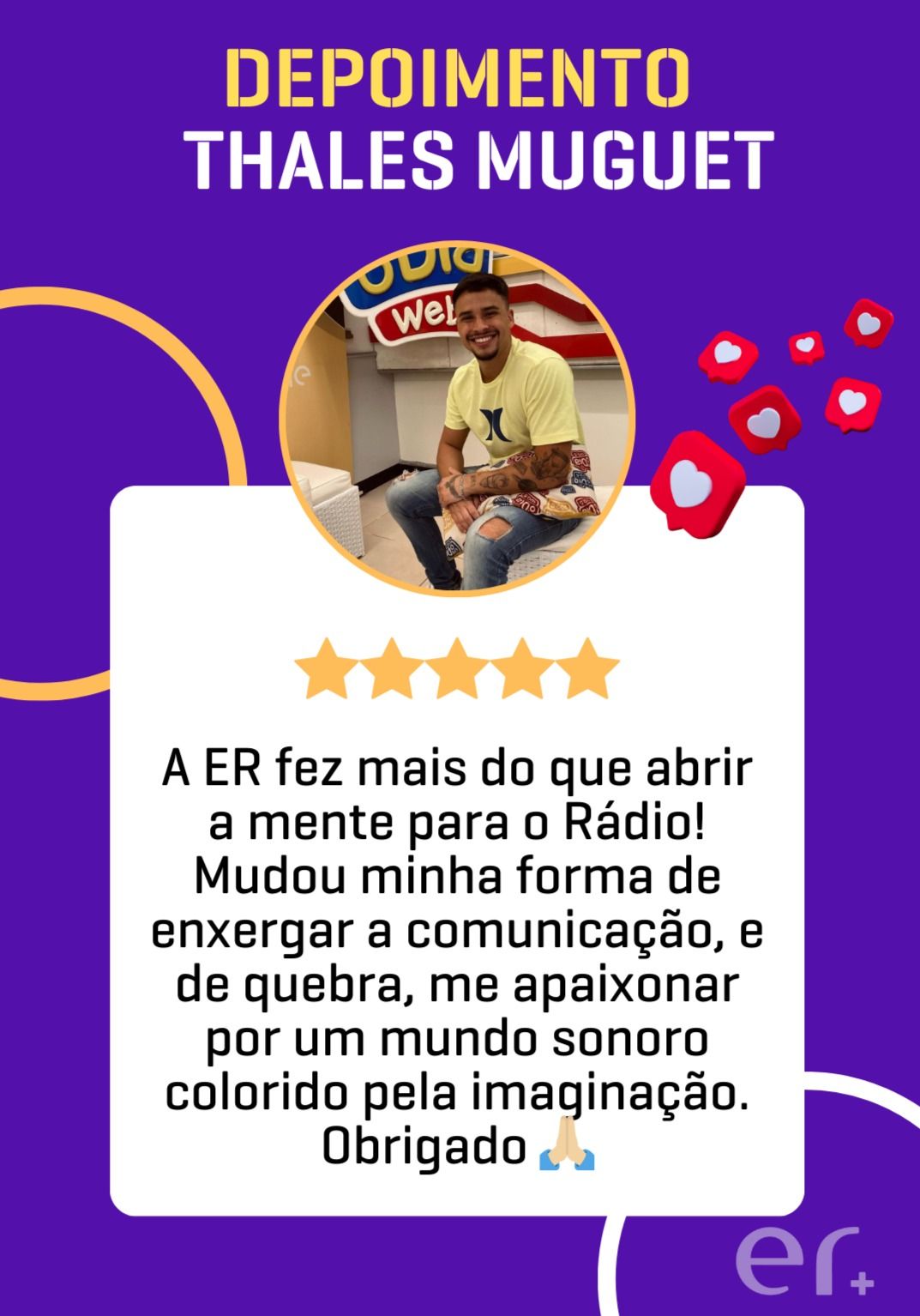 Estúdio de rádio moderno com microfone profissional e isolamento acústico