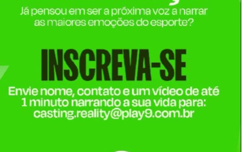 Microfone profissional em estúdio esportivo com displays de transmissão