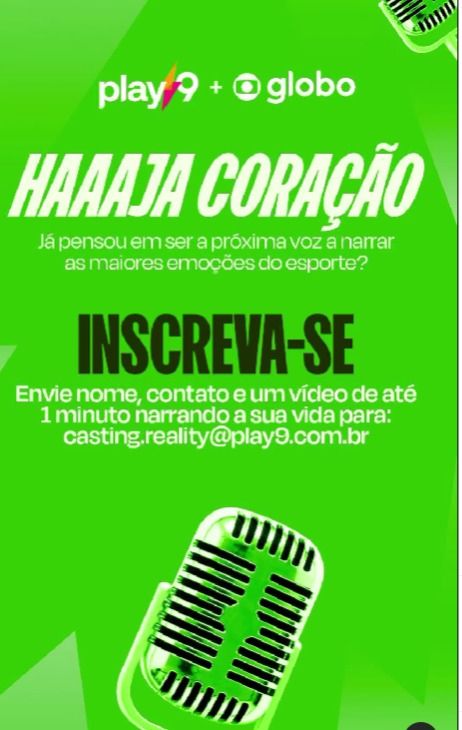 Microfone profissional em estúdio esportivo com displays de transmissão