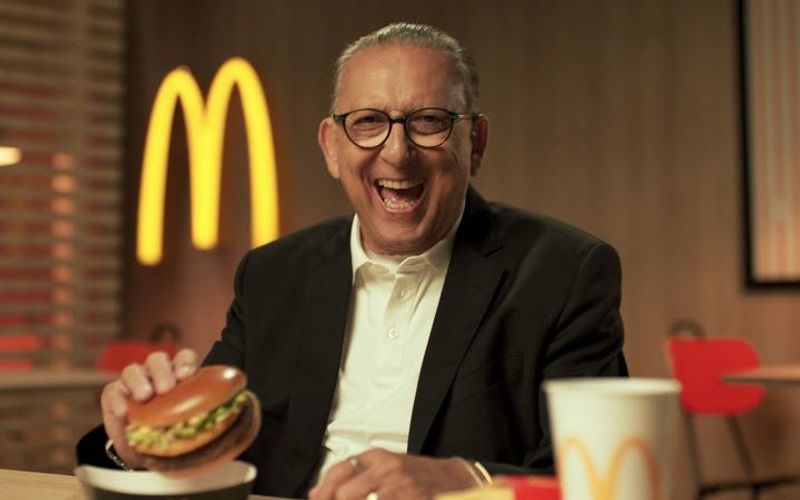 Galvão Bueno com produtos McDonald's em campanha para Copa do Mundo
