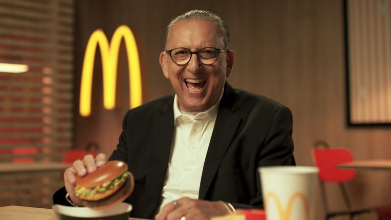 Galvão Bueno com produtos McDonald's em campanha para Copa do Mundo