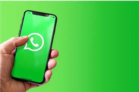 Telas de smartphone mostrando interfaces de duas contas do WhatsApp lado a lado