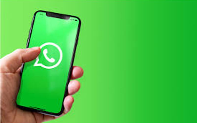 Telas de smartphone mostrando interfaces de duas contas do WhatsApp lado a lado