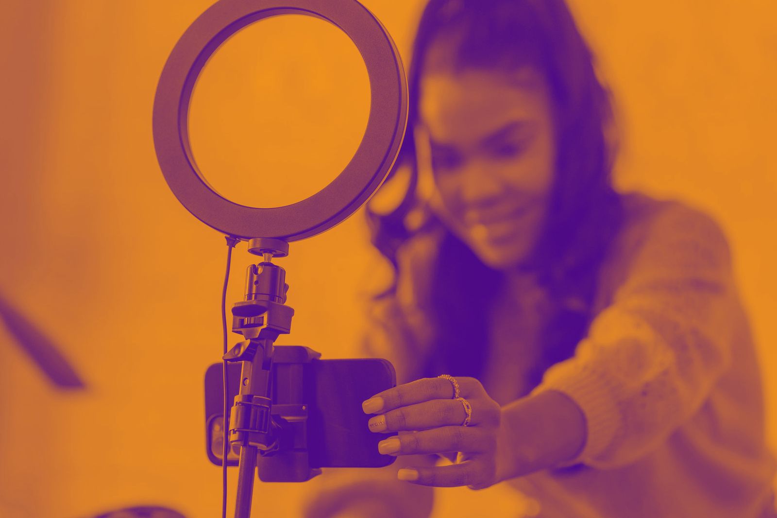 Estúdio de televisão com iluminação e equipamento profissional