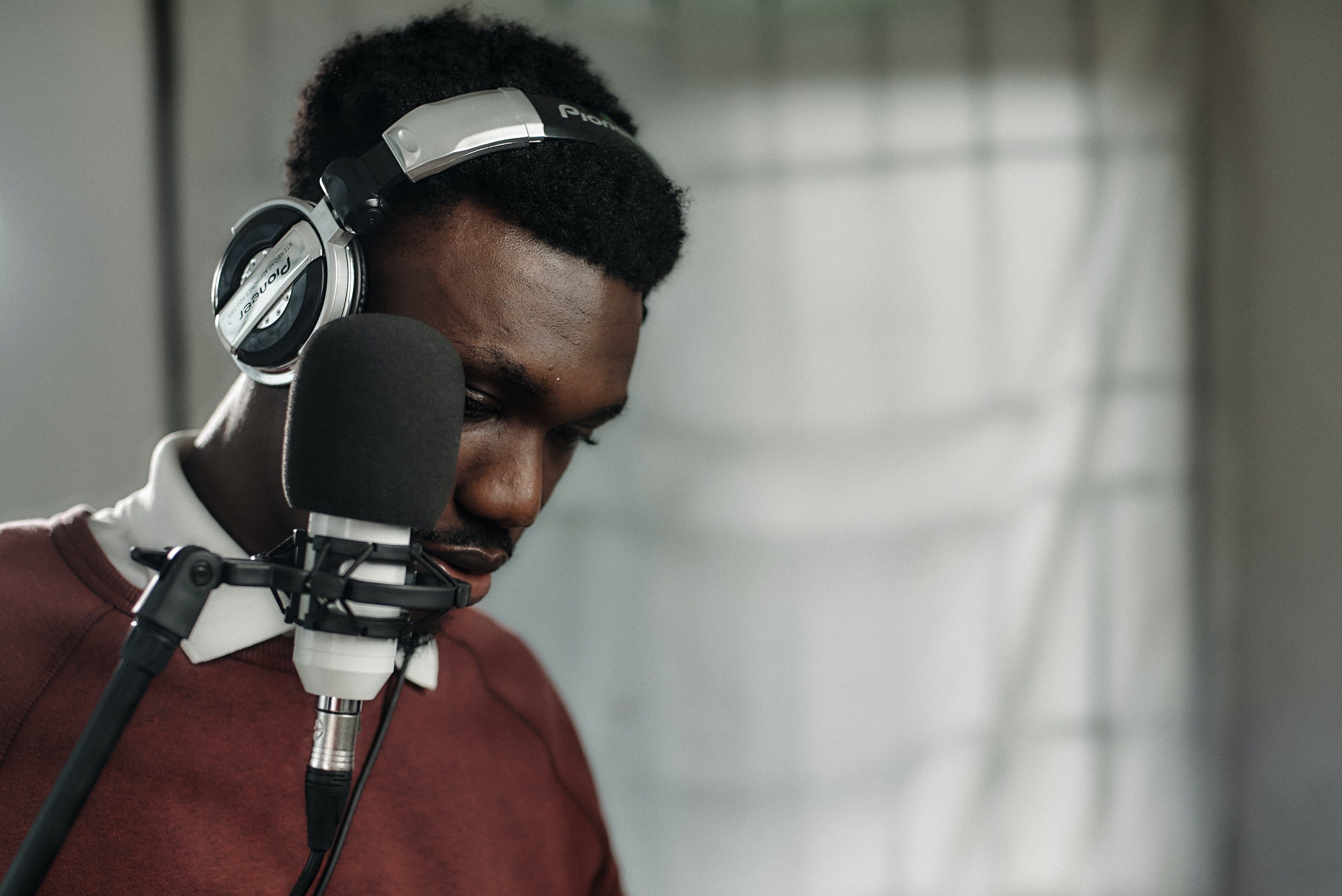 Profissional de locução em estúdio de rádio aperfeiçoando técnica