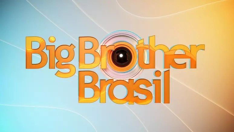 Casa de vidro com participantes em cenário colorido do BBB