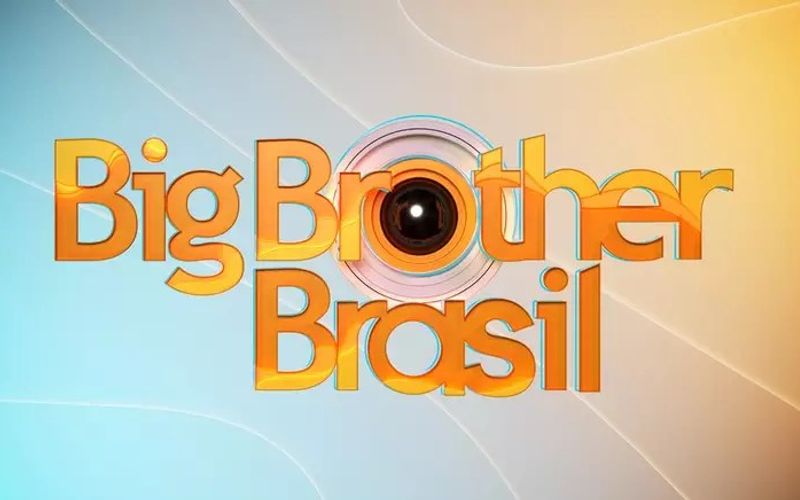 Casa de vidro com participantes em cenário colorido do BBB