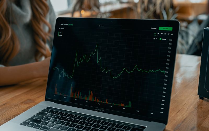 Gráfico de economia em queda com símbolos de marketing e publicidade