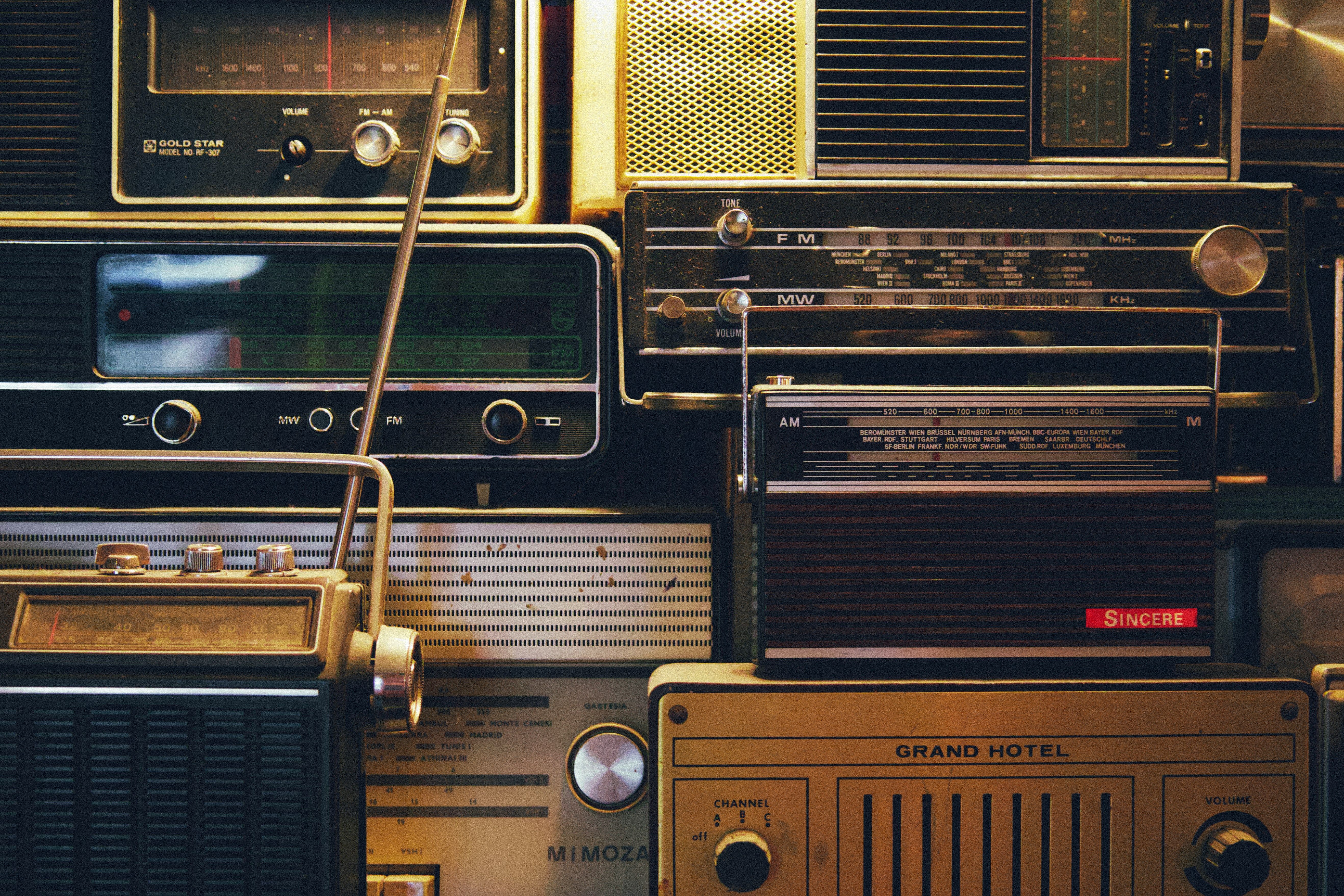 Estúdio de rádio moderno com microfone e painel de transmissão ao vivo