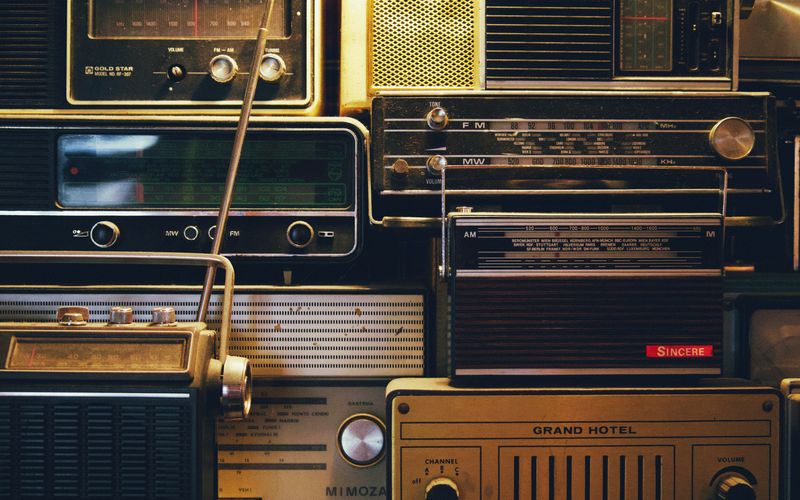 Estúdio de rádio moderno com microfone e painel de transmissão ao vivo
