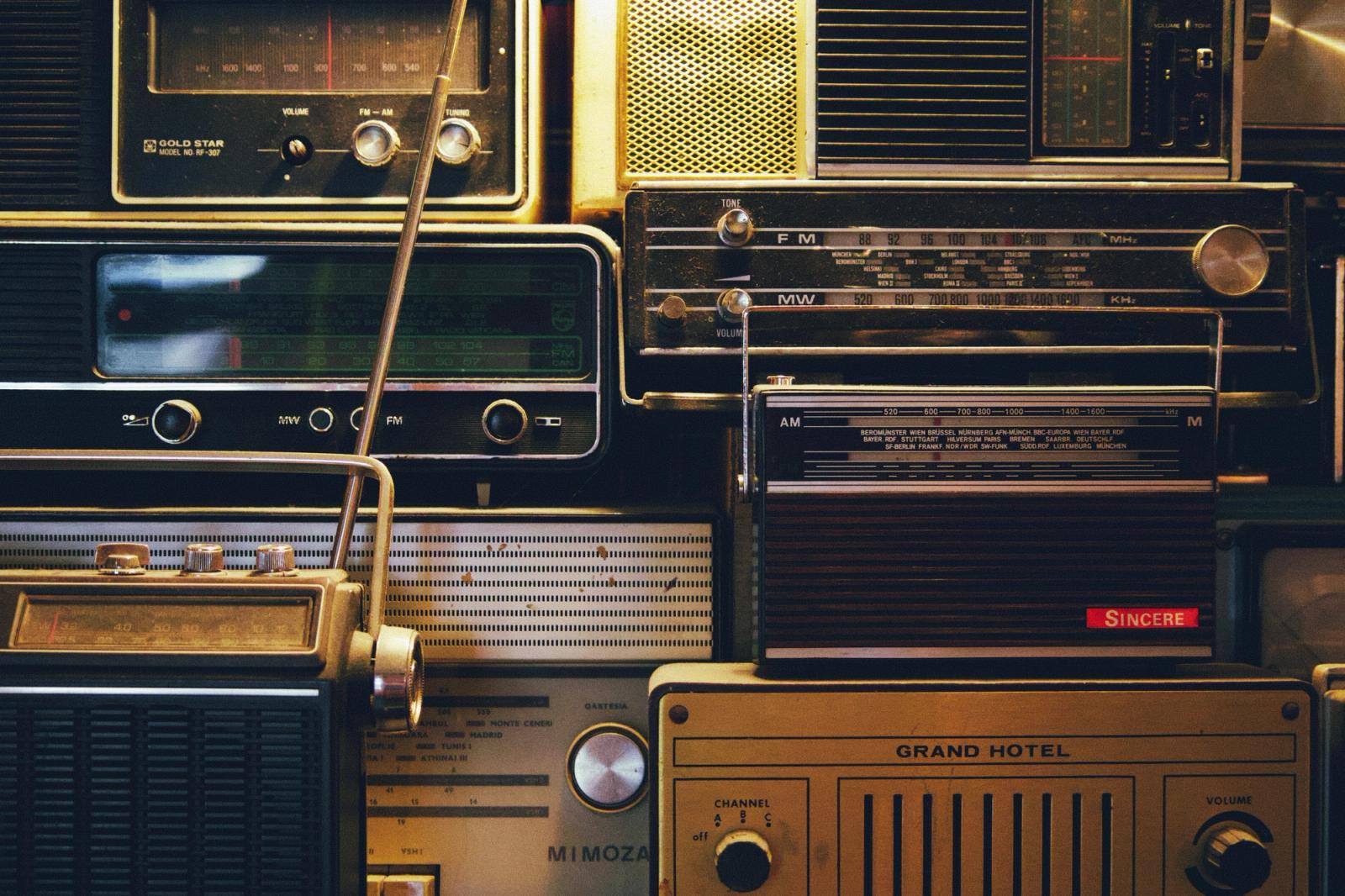 Estúdio de rádio moderno com microfone e painel de transmissão ao vivo