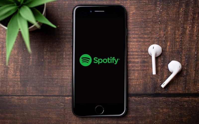 Estúdio de rádio com equipamento profissional para produção de podcasts