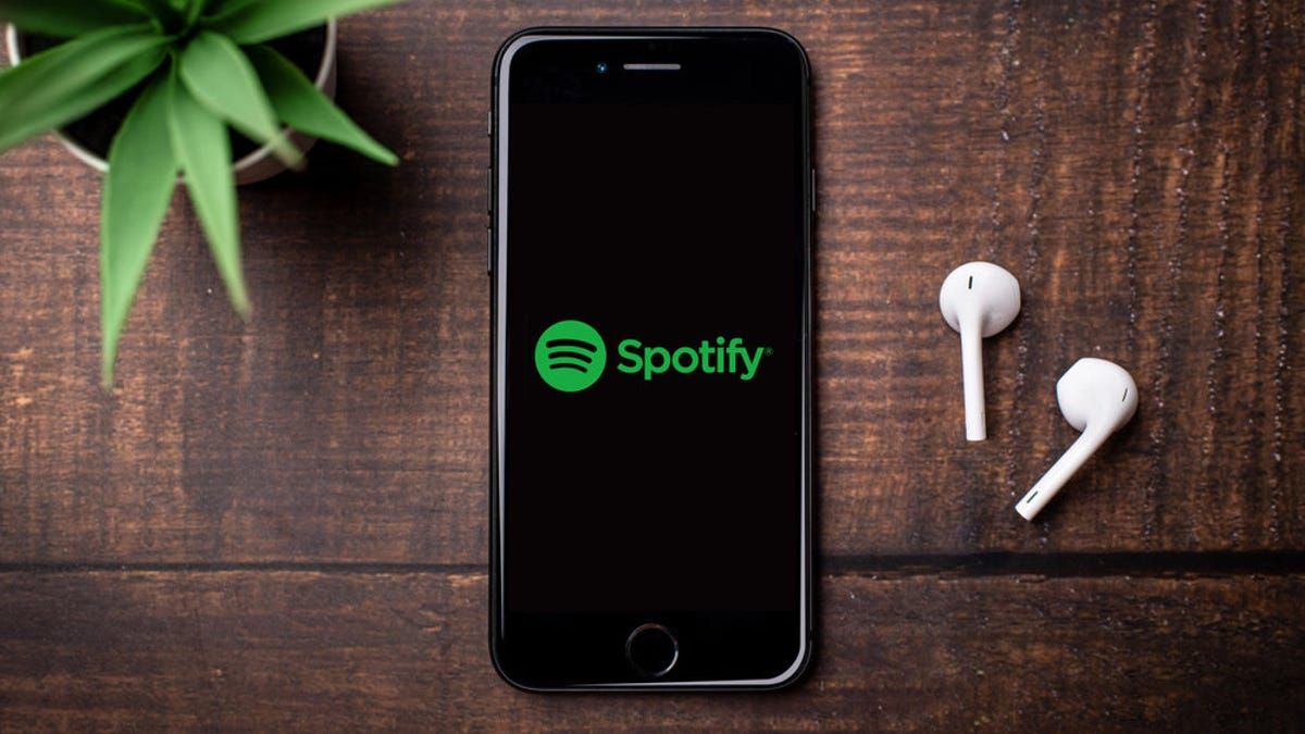 Estúdio de rádio com equipamento profissional para produção de podcasts